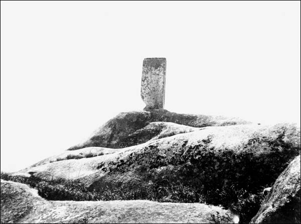 『진흥왕순수비』, 북한산, 현재는 비신(碑身)이 국립중앙박물관에 전시되고 있는 북한산 정상에 있던 때의 『진흥왕순수비』 모습. (사진 : 국립중앙박물관 유리 건판) [사진 제공 - 이양재]