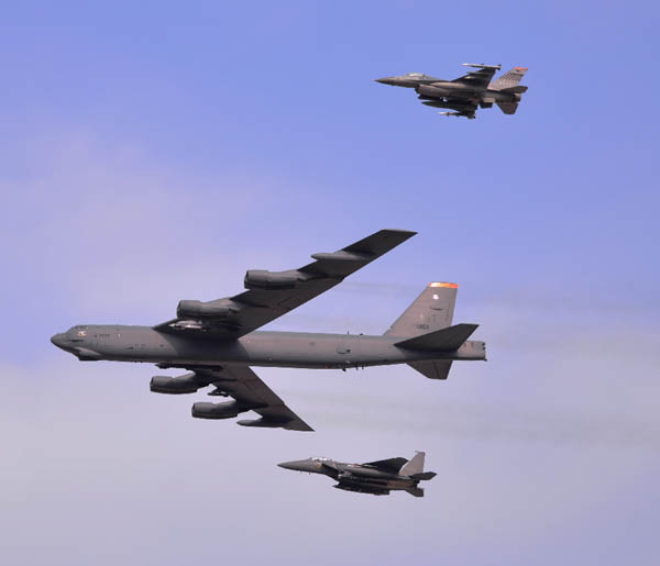 2016년 1월 괌에서 발진한 미 공군 B-52 핵폭격기가 오산 기지 부근을 비행하고 있다. [사진 출처 - 위키미디어]