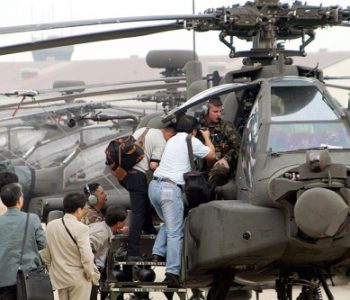 한미합동군사훈련에 참가하기 위해 캠프 험프리 미 공군기지에 도착한 미군 헬기를 한국 기자들이 취재하고 있다. [사진 출처 - 밀리터리베이시스]