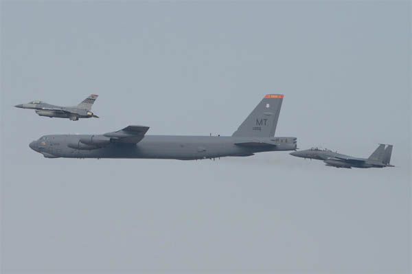 2016년 1월 괌의 앤더슨 공군기지에서 날아온 미 공군 B-52가 오산 미군기지 부근에서 저공비행을 하면서 작전을 수행하고 있다. [사진 출처 - 주한미군 홈페이지]