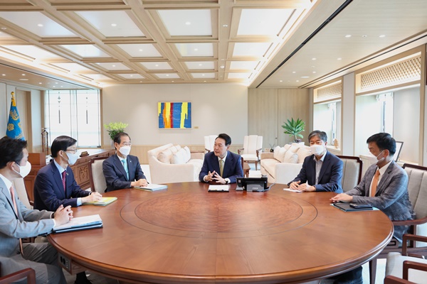 지난 13일 첫 주례회동하는 한 총리와 윤 대통령. [사진제공-대통령실]