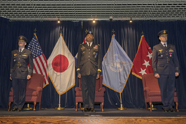 2018년 1월 일본 요코타 공군기지에서 당시 유엔사령관 빈센트 브룩스 장군(중앙)이 일본에 있는 유엔사 후방기지 지휘관 교체 식에 참석한 모습. [사진 출처 - 위키피디아]