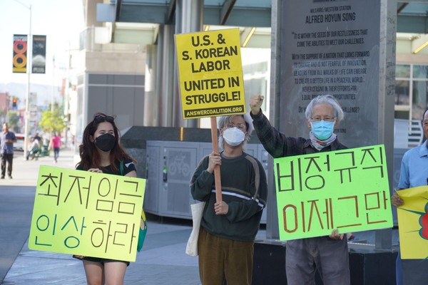 ‘최저임금 인상하라!’, ‘비정규직 이제 그만’. [사진-통일뉴스 송영애 통신원]