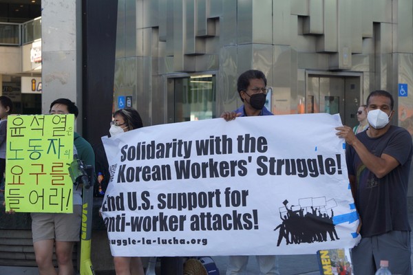 이날 집회에는 미국의 진보단체인 앤서 연합(Answer Coalition)과 Struggle-la-lucha 성원들이 연대했다. [사진-통일뉴스 송영애 통신원]