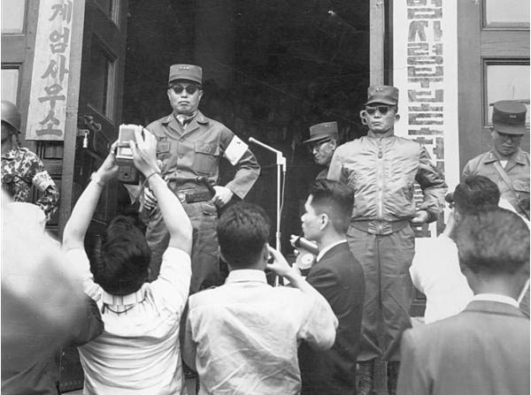 1961년 5월 20일 5.16 군사쿠데타 당시 군사혁명위원회 위원장 장도영과 부위원장 박정희(오른쪽)가 계엄사무소가 설치된 서울시청 본관 정문 앞에 서있다. [사진 출처 - 위키미디어]