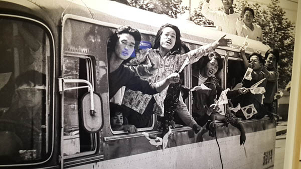 1980년 5월 광주항쟁기간 동안 태극기를 손에 든 시민들이 탄 버스가 광주 시가를 달리고 있다. [사진 출처 - 5.18 광주민주화운동 기록관]