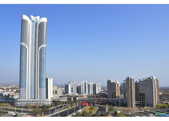 80층 건물(사진 왼쪽)을 축으로 160여동의 건물이 특색있게 조화된 송화거리 전경. [자료사진-통일뉴스]