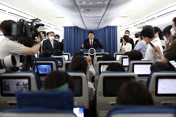 지난달 30일 귀국길에 기내에서 기자들과 질의응답하는 윤 대통령. [사진제공-대통령실]