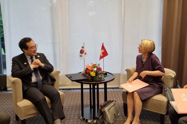 이도훈 2차관은 캐나다, 스위스, 미국, 독일측과 연쇄 양자 회동을 가졌다. 사진은 주최국인 스위스의: Livia Leu Agosti 외교부 사무차관의 양자회동 모습. [사진 제공 - 외교부]