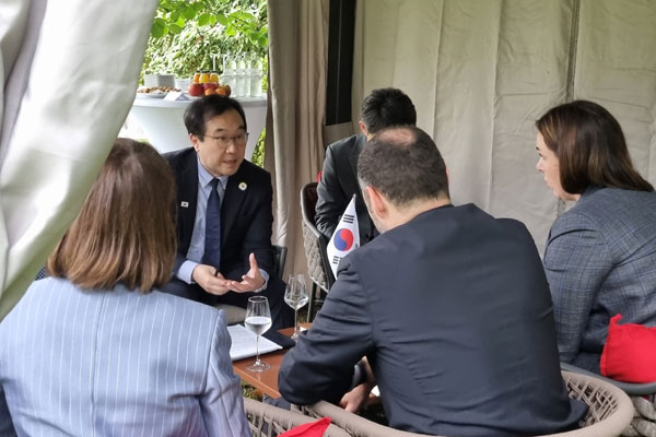 이도훈 외교부 2차관은 4일 스위스 로가노에서 열리고 있는 '우크라이나 복구회의'에 참석, 올렉산도르 쿠브라코프 우크라이나 인프라부 장관과 면담했다. [사진 제공 - 외교부]