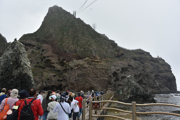 동도에 오르는 관광객