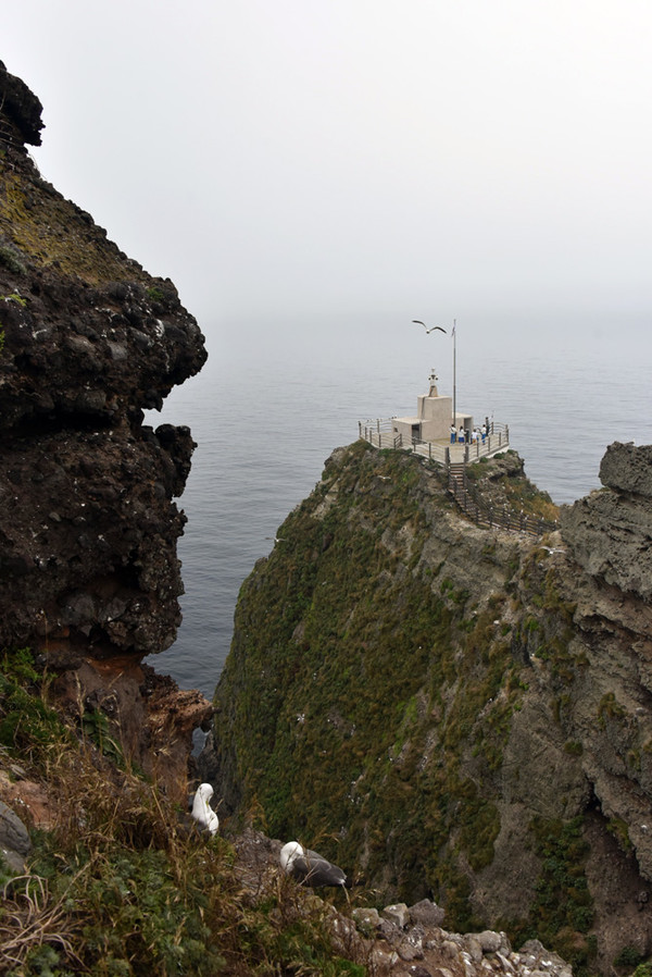 동도 장군바위 앞에서 본 망향청
