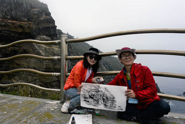 현장에서 그림을 그린 독도 화가 부부
