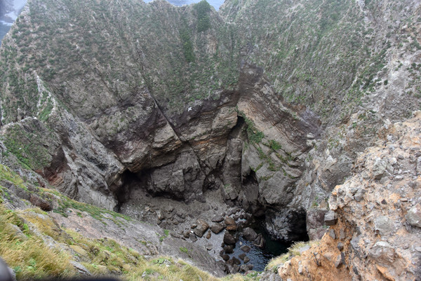 동도 정상에서 촬영한 천장굴