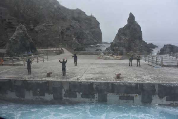 떠나는 탐방객들에게 손인사 하는 독도경비대