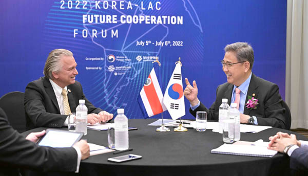 박진 장관은 포럼 계기에 중남미 9개국 장차관들과 양자 또는 소다자 회담 및 환담을 갖고 상호 관심사안을 논의했다. 사진은 아르놀도 안드레 코스타리카 외교장관과 회담 모습. [사진 제공 - 외교부]