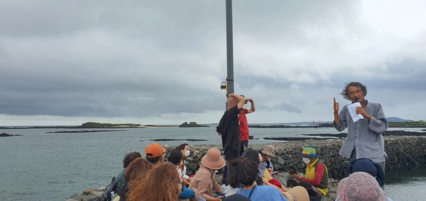 ‘구좌읍 하도리의 난도리여(문주란섬) 인근의 굴동포구’에서 열강(熱講)을 하는 제주포구와 갯밭 전문가 고광민 연구자. [사진 제공 - 이양재]