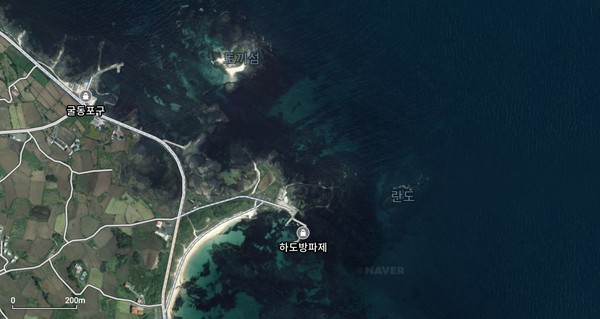 ‘구좌읍 하도리의 난도리여(문주란섬) 인근 바다’에 세계 유일의 놀라운 어획(漁獲) 유적이 있다. 이곳을 수십 차 왕래하면서도 꿈에도 몰랐는데‥‥‥, 전문가의 연구가 빛을 발한다. [사진 제공 - 이양재]