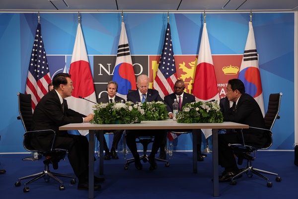 지난 6월 29일 스페인 마드리드에서 NATO 정상회의 계기에 한미일 정상회담이 열렸다. [자료사진 - 통일뉴스]