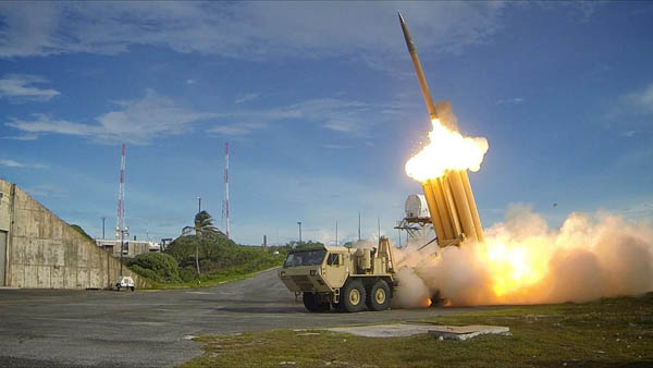 2013년 9월 10일 사드 미사일이 미 미사일 방어청(MDA) 등 여러 개의 미군 사령부 주관아래  실험 발사되고 있다. [사진 출처 - 위키미디어]