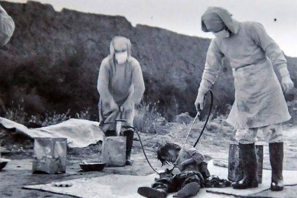 731부대원이 야외에서 생체실험하는 모습. [사진 제공 - 고승우]