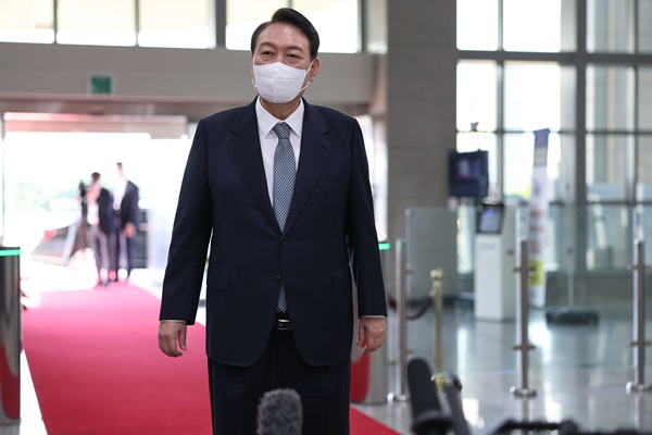 25일 출근길에 기자들과 질의응답하는 윤 대통령. [사진제공-대통령실]