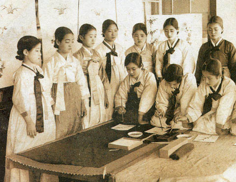 기생학교에서 그림을 배우고 있다. 기생학교는 요즘으로 치면 예술대학이다. [사진 제공 - 심규섭]