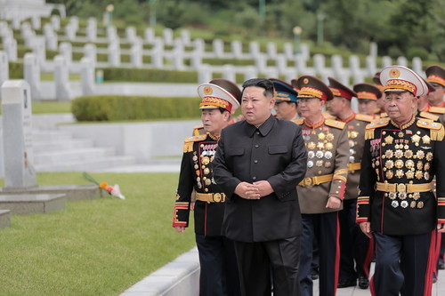 김정은 위원장이 참가자들과 함께 열사묘를 돌아보고 있다. [사진-노동신문 갈무리]