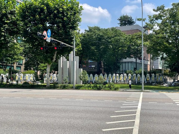 경찰청 건너편에는 정권의 행안부 산하 경찰국 신설을 규탄하고 당장 중지할 것을 요구하는 국민들이 보낸 근조화환이 가득했다. [사진-통일뉴스 박준영 통신원]