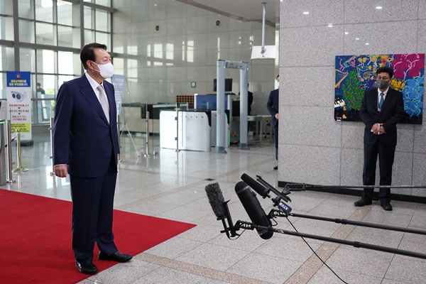 지난 26일 출근길에 기자들과 문답하는 윤 대통령. [사진제공-대통령실]