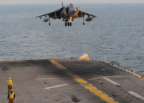 2007년 3월 한미연합군이 실한  독수리 연습(Foal Eagle) 참가를 앞둔 미 해군 강습상륙함 에식스(LHD 2)에 착륙을 시도하는 수직이착륙기 맥도널 더글러스 AV-8B 해리어 II 전투기. 이 함정에는 공기부양정 3대 이상과 헬리콥터를 탑재할 수 있다. [사진 출처 - 위키미디어]