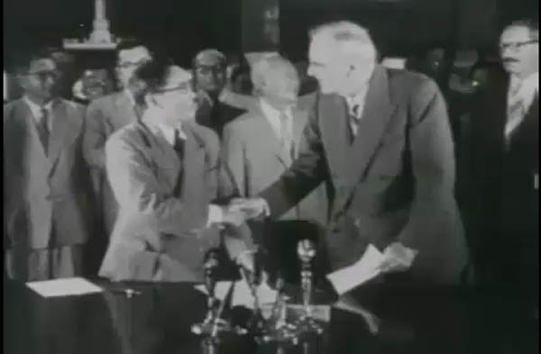 1953년 10월 1일 워싱턴 D.C.에서 대한민국의 외무부장관 변영태와 미국의 국무장관 존 포스터 덜레스가 한미상호방위조약에 서명하고 있다. [사진 출처 - 위키미디어]