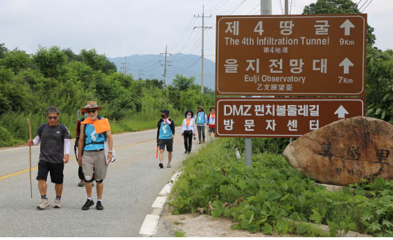 한국전쟁 당시 격전지였던 양구시내를 걸어가다 보면 표지판 곳곳에 펀치볼이라는 이름이 눈에 띈다.[사진 - 2022 DMZ 국제평화대행진단]