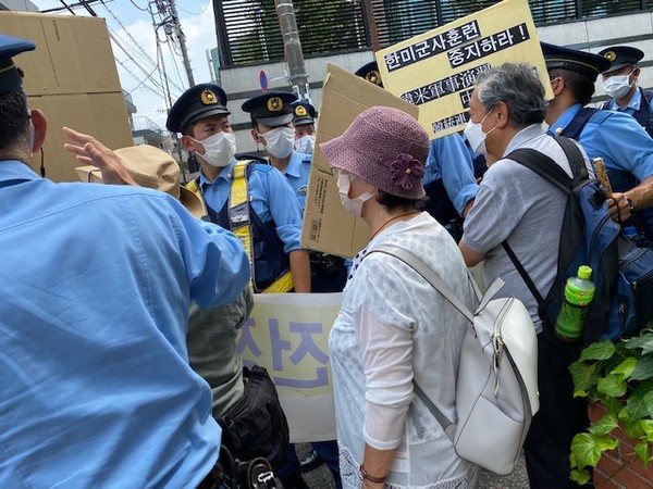 재일 한국대사관 앞에서 일본경찰들이 요청단을 가로막고 있다. [사진-통일뉴스 박명철 통신원]