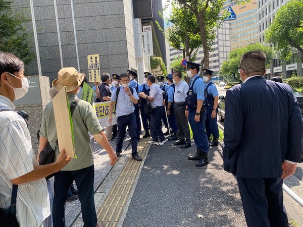 재일 미대사관 접근을 가로막고 있는 일본경찰들. [사진-통일뉴스 박명철 통신원]