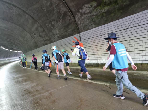 차량 통행이 빈번한 곳은 아니었지만 터널은 행진하기엔 매우 위험하고 불편했다. [사진 - 2022 DMZ 국제평화대행진단]