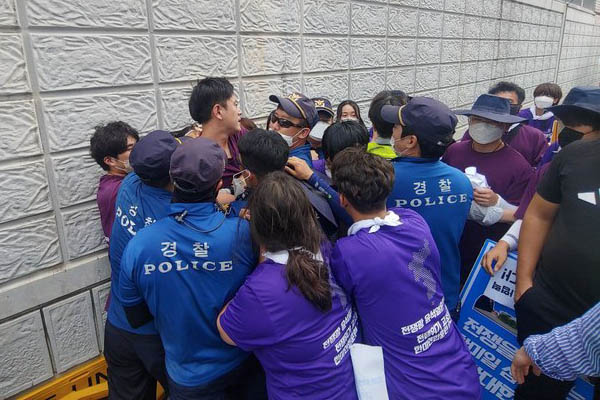 8일 오후, 부산 일본영사관 앞에서 기자회견을 가지려던 ‘한국대학생진보연합(대진연) 5기 통일대행진단’을 비롯한 청년학생들을 경찰이 폭력적으로 막아 나섰다. [사진제공 - 한국대학생진보연합]