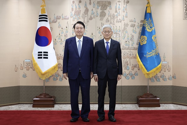 지난달 15일 임명장 수여식에 참석한 윤덕민 주일 대사. [사진제공-대통령실]