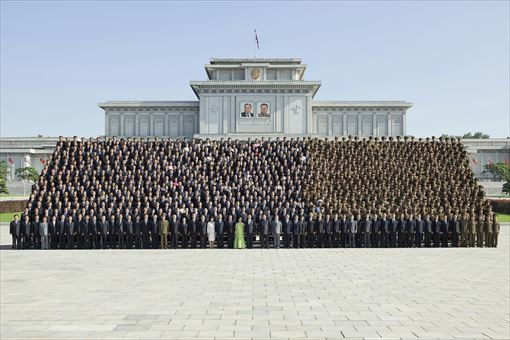 김정은 총비서가 전국비상방역총화회의 참가자들과 함께 기념사진을 찍었다. [사진-노동신문 갈무리]