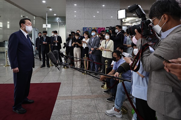 12일 출근길에 청사에서 기자들과 질의응답하는 윤 대통령. [사진제공-대통령실]