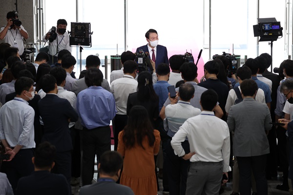 16일 용산 청사 출근길에 기자들과 질의응답하는 윤 대통령. [사진제공-대통령실]