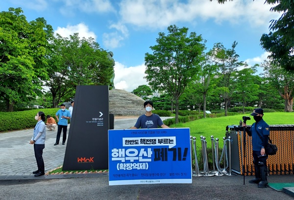 대통령실 맞은편에서 평통사 회원이 1인 시위 중이다. [사진-통일뉴스 이광길 기자]