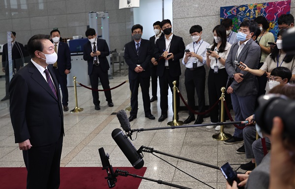 윤 대통령이 29일 출근길에 기자들과 문답하고 있다. [사진제공-대통령실]