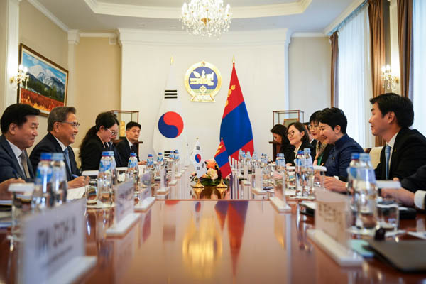 박진 외교부 장관은 29일 오전 몽골 수도 울란바타르에서 바트뭉흐 바트체첵(Batmunkh Battsetseg) 몽골 외교부 장관과 한몽 외교장관 회담 및 오찬을 가졌다. [사진 제공 - 외교부]