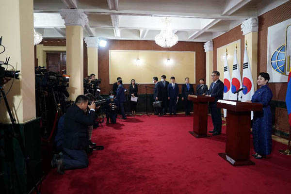 양 장관은 한몽 외교장관 회담 직후 공동기자회견을 가졌다. [사진 제공 - 외교부]