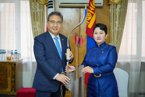 오찬장에서 선물을 교환하고 있는 양 장관. [사진 제공 - 외교부]