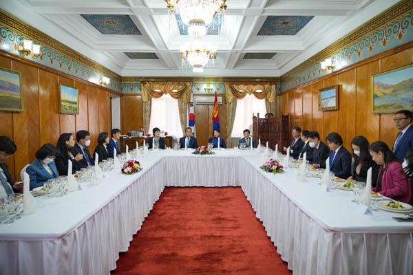 오전 회담에 이어 오찬이 이어졌다. [사진 제공 - 외교부]