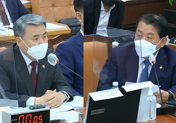 29일 국방위에서 질의응답하는 이종섭 장관과 김병주 의원(오른쪽). [사진 갈무리-국회 영상회의록]