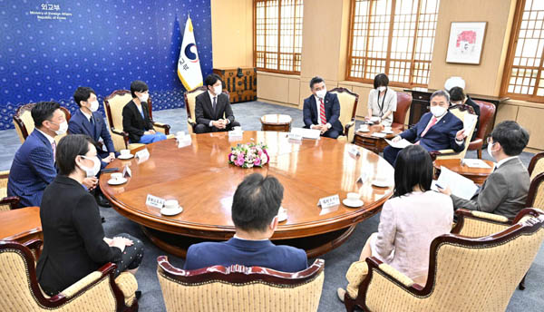 박진 외교부 장관은 31일 오전 일본 입헌민주당 신진 의원 8명과 면담했다. [사진 제공 - 외교부]