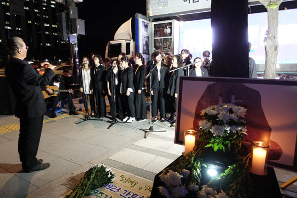 이소선합창단이 ‘그 날이 오면’, ‘진달래’를 공연했다. [사진 - 통일뉴스 김치관 기자]